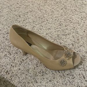 Women’s dress shoes: Alex Marie brand style Caliegh279 Color Sander Size 9M